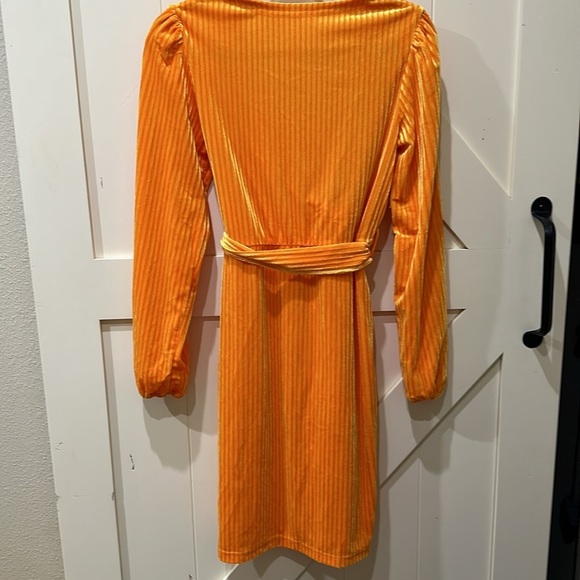 NWOT orange/yellow velour dress size M - Picture 5 of 6